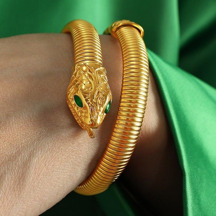 Einzigartiges Kobra-Design-Armband aus Edelstahl, verziert mit grünen Steinakzenten. Erhältlich in Gold oder Silber – Statement-Schmuck - Daily Stuff