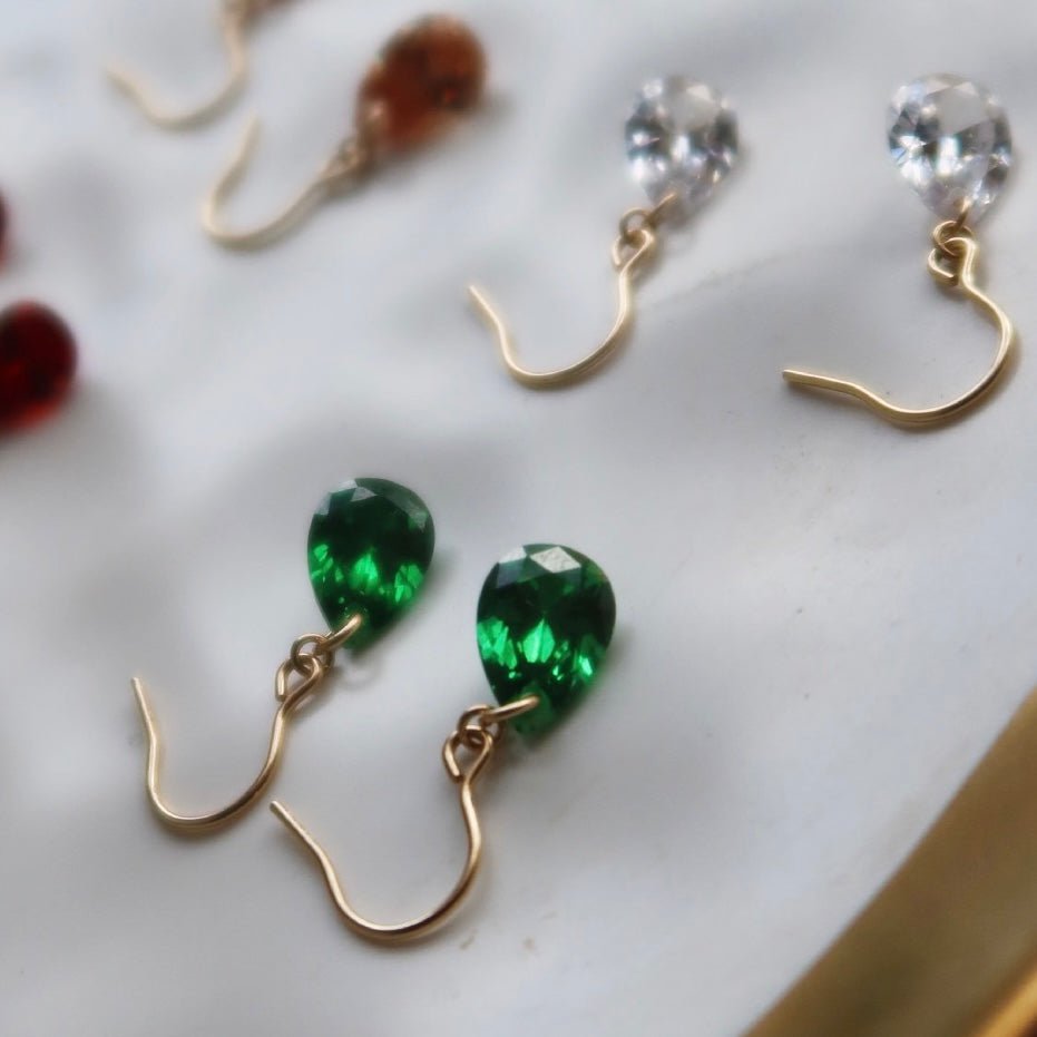 Elegante Wassertropfen-Ohrringe – Facettierte Zirkonia in 18K Gold-Optik