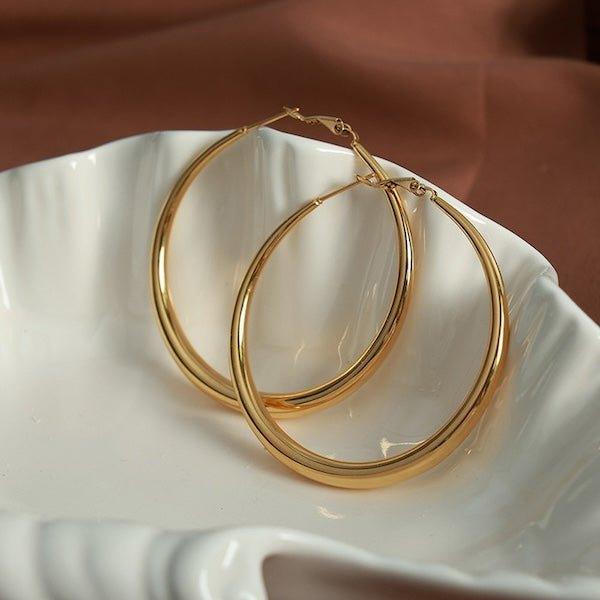 Schicke goldene Creolen – Neumondform - Daily Stuff