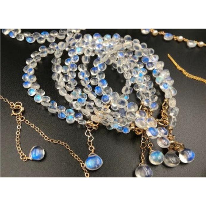 Handgefertigtes Blumenkranz-Armband mit natürlichem Blue Moonstone