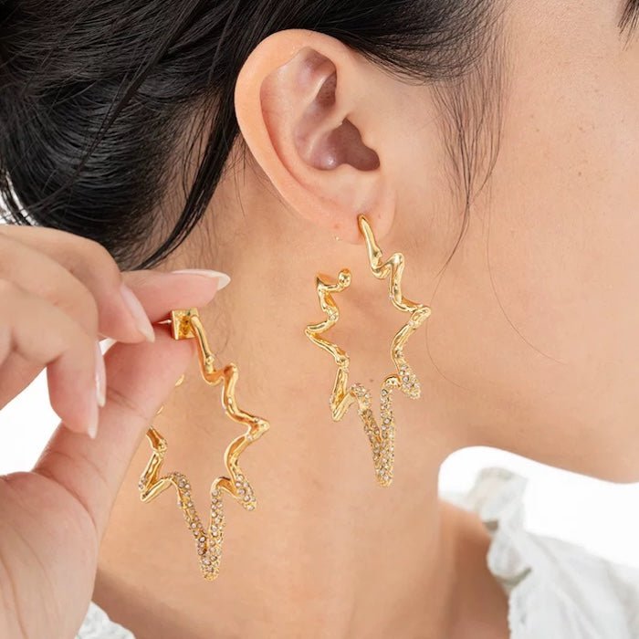 Luxuriöse Oversized Seestern-Reifenohrringe mit Kristallen – Vergoldetes Messing