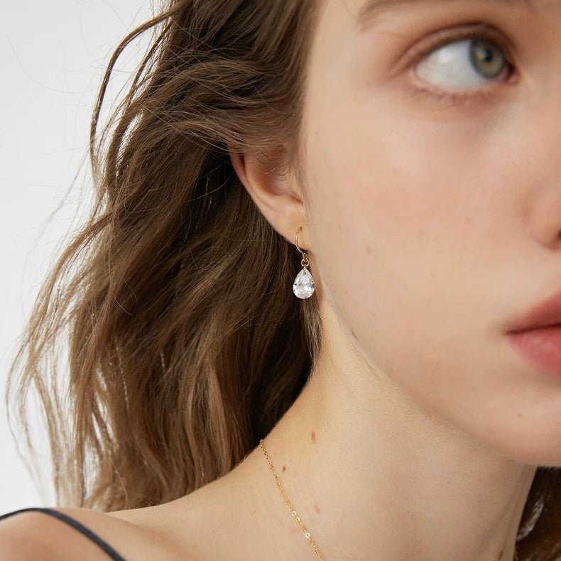Elegante Wassertropfen-Ohrringe – Facettierte Zirkonia in 18K Gold-Optik