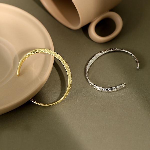 Möbius-Band im minimalistischen Design mit Rautenmuster - Daily Stuff