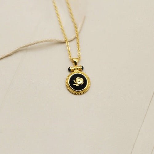 Black Enamel Rose Halskette – Vintage trifft Eleganz