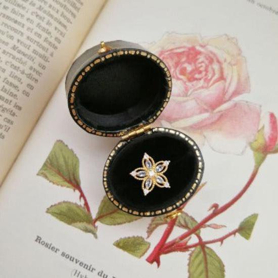 Vintage Bauhinia Ohrstecker – Eleganz in Blütenform