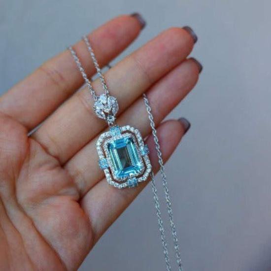 Ice Queen – Blue Topaz Anhänger mit königlichem Glanz