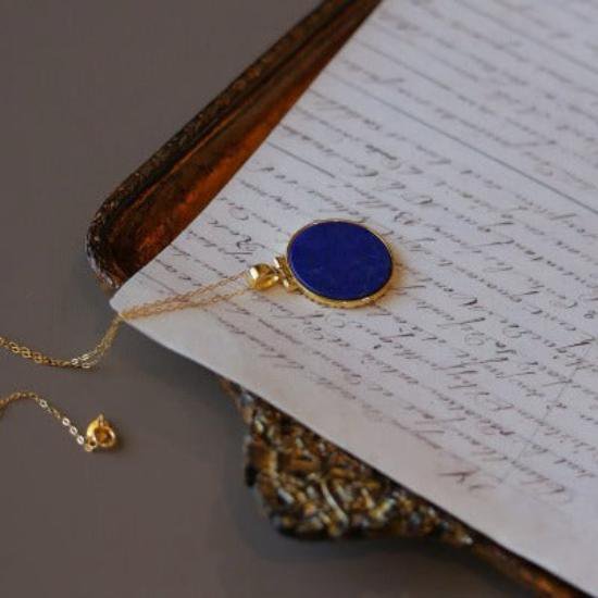 HELIOS Anhänger mit echtem Lapis Lazuli – Symbol für Sonne, Stärke und Wahrheit