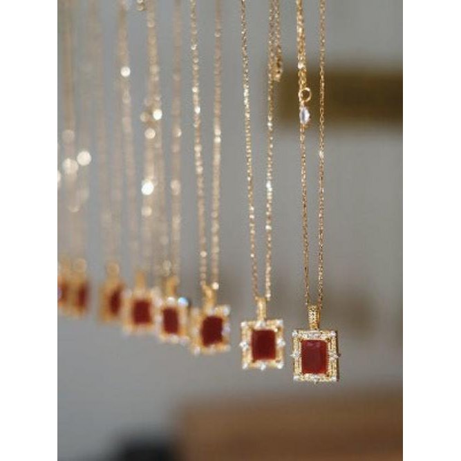 Red Flame Anhänger – Leidenschaft in Gold gerahmt