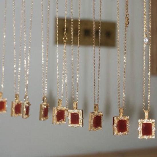 Red Flame Anhänger – Leidenschaft in Gold gerahmt