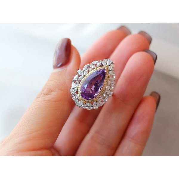 Majestätischer Amethyst-Ring mit Zirkoniablüten – Eleganz mit spiritueller Tiefe