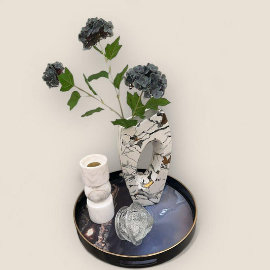 Kombination: Tablett - Marmorkerzenhalter - Marmorvase - Seidenstoffblumen - Daily Stuff