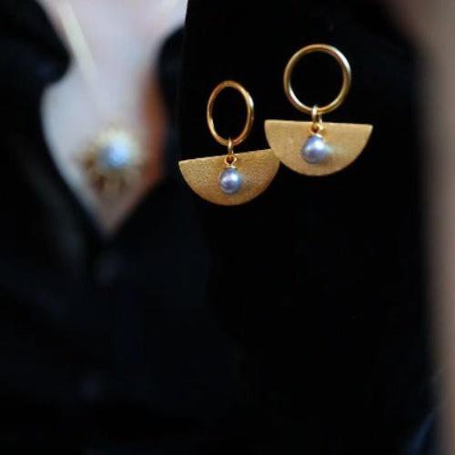 Akoya-Glam Halbkreis-Ohrringe – Graue Perlen, goldene Eleganz