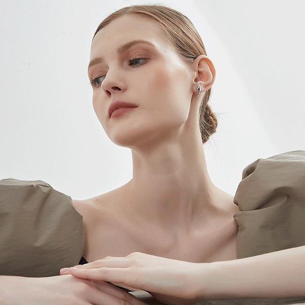 Minimalistische Ohrstecker mit geschwungenem Design – 18K Weißgoldbeschichtung