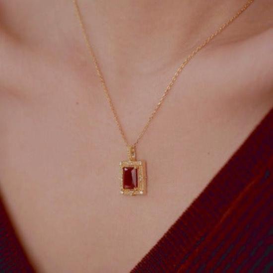 Red Flame Anhänger – Leidenschaft in Gold gerahmt