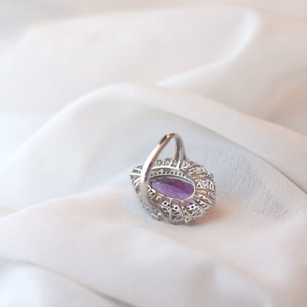 Majestätischer Amethyst-Ring mit Zirkoniablüten – Eleganz mit spiritueller Tiefe