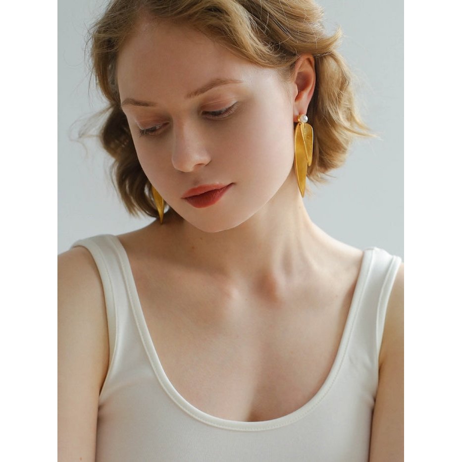 Goldene Blattohrringe mit Süßwasserperle – Vintage-Charme trifft Statement-Stil