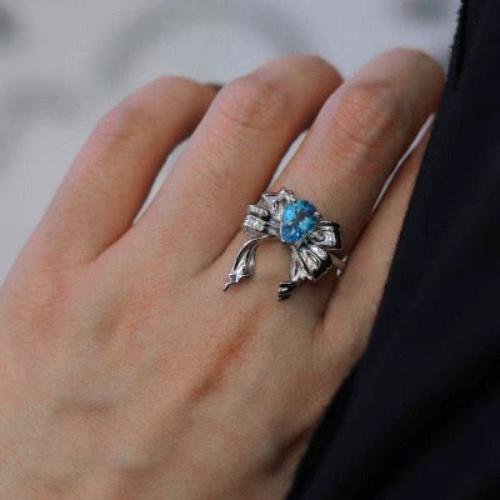 Schmetterlingsring mit natürlichem blauem Topas – Eleganz & heilende Energie vereint - verstellbar