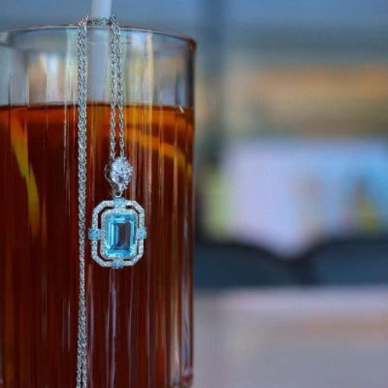 Ice Queen – Blue Topaz Anhänger mit königlichem Glanz