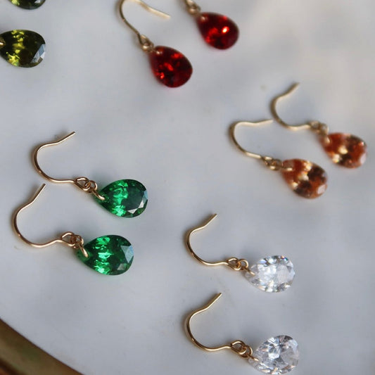 Elegante Wassertropfen-Ohrringe – Facettierte Zirkonia in 18K Gold-Optik