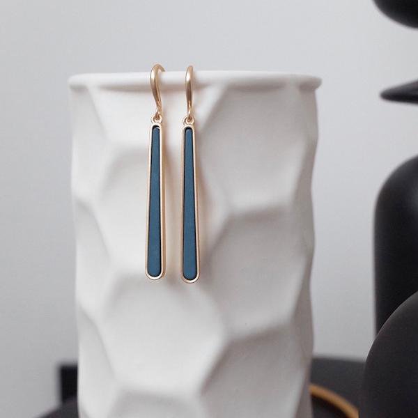 Geometrische Emaille-Ohrringe mit blauer Linie – 18K mattvergoldet
