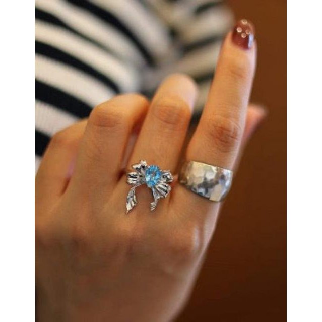Schmetterlingsring mit natürlichem blauem Topas – Eleganz & heilende Energie vereint - verstellbar