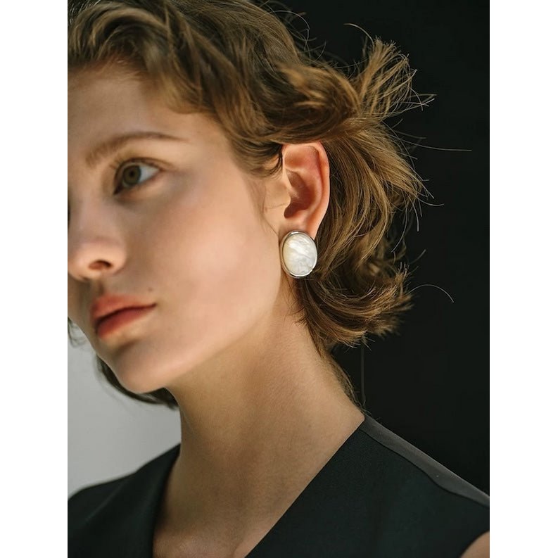 Ovale Ohrstecker mit Tigerauge & Perlmutt – Zeitlose Eleganz in natürlicher Harmonie