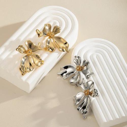 Blumige Eleganz im Vintage-Stil – Statement-Ohrringe in Gold oder Silber
