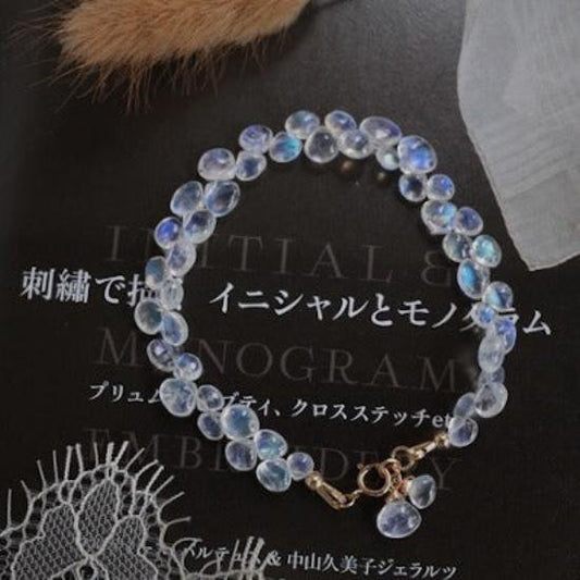 Handgefertigtes Blumenkranz-Armband mit natürlichem Blue Moonstone