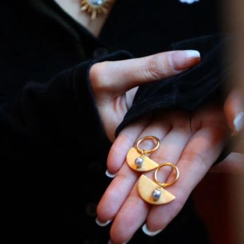 Akoya-Glam Halbkreis-Ohrringe – Graue Perlen, goldene Eleganz