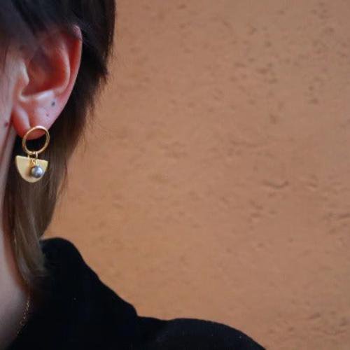 Akoya-Glam Halbkreis-Ohrringe – Graue Perlen, goldene Eleganz