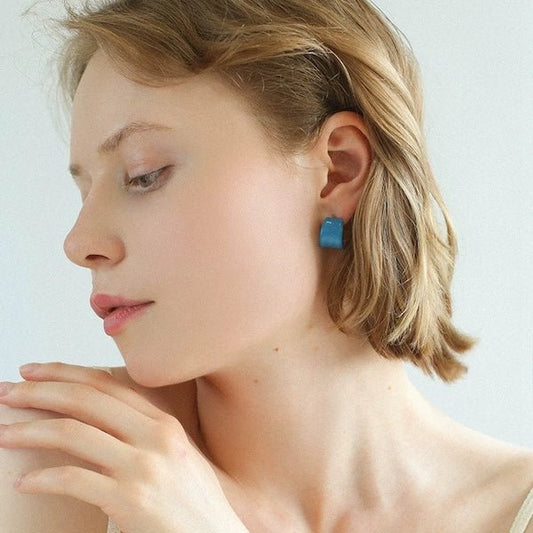 Moderne Creolen in Blau – minimalistisch mit Retro-Vibes