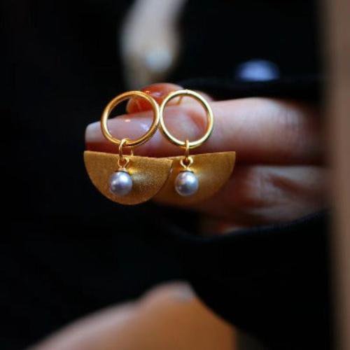 Akoya-Glam Halbkreis-Ohrringe – Graue Perlen, goldene Eleganz