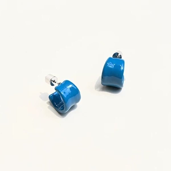 Moderne Creolen in Blau – minimalistisch mit Retro-Vibes