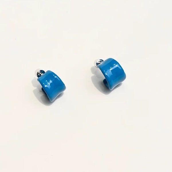 Moderne Creolen in Blau – minimalistisch mit Retro-Vibes