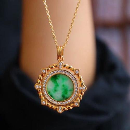 Halskette mit rundem Anhänger aus königlicher Jade