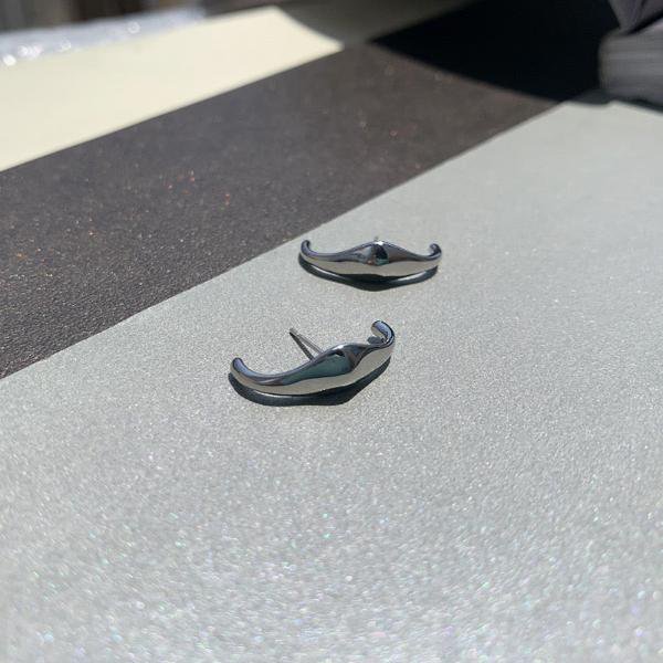 Minimalistische Ohrstecker mit geschwungenem Design – 18K Weißgoldbeschichtung