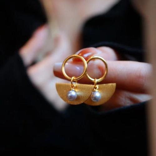 Akoya-Glam Halbkreis-Ohrringe – Graue Perlen, goldene Eleganz