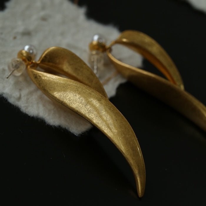 Goldene Blattohrringe mit Süßwasserperle – Vintage-Charme trifft Statement-Stil