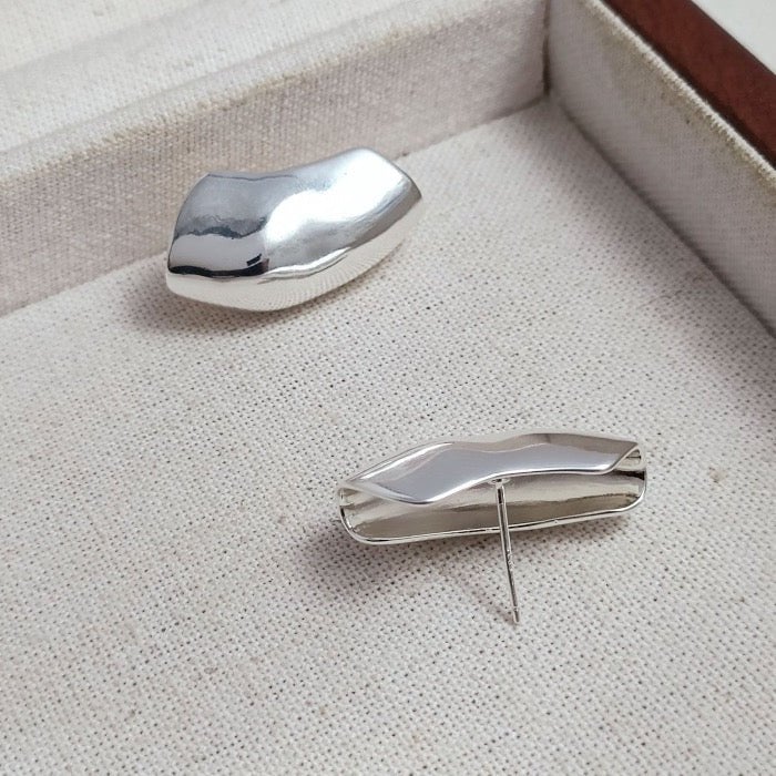 Armor Vibes – Silberne Creolen mit moderner Kante