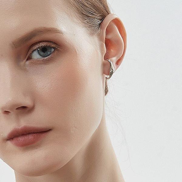 Minimalistische Ohrstecker mit geschwungenem Design – 18K Weißgoldbeschichtung