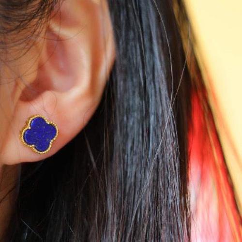 Lucky Clover – Lapis Lazuli Ohrstecker in Kleeblattform