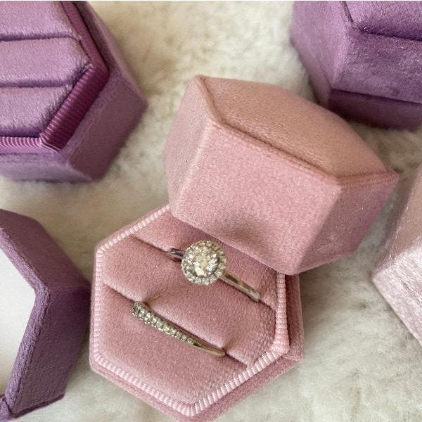 Sechseckige (Trauring-)box aus Samt – rosafarbene Farben - Daily Stuff