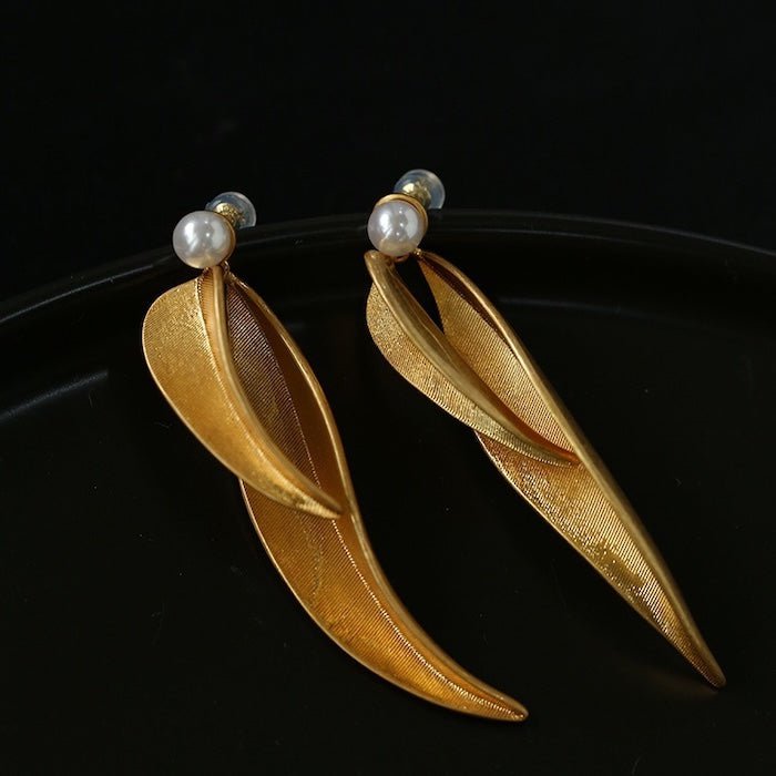 Goldene Blattohrringe mit Süßwasserperle – Vintage-Charme trifft Statement-Stil