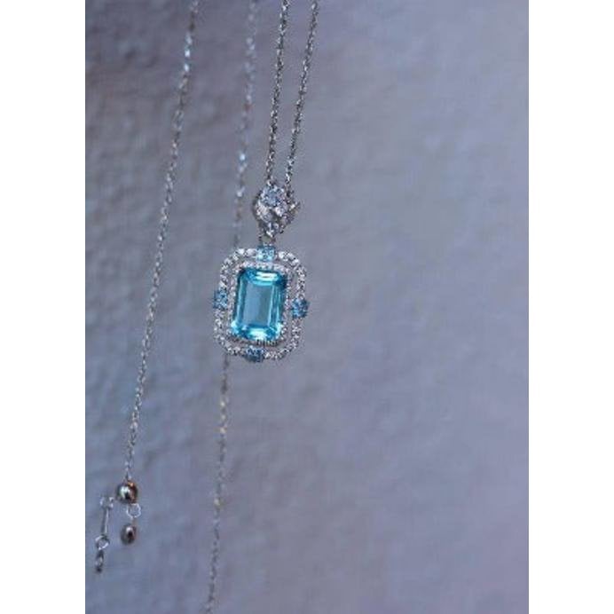 Ice Queen – Blue Topaz Anhänger mit königlichem Glanz