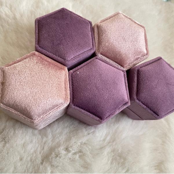 Sechseckige (Trauring-)box aus Samt – rosafarbene Farben - Daily Stuff