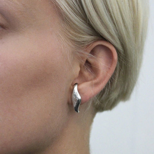 Minimalistische Ohrstecker mit geschwungenem Design – 18K Weißgoldbeschichtung