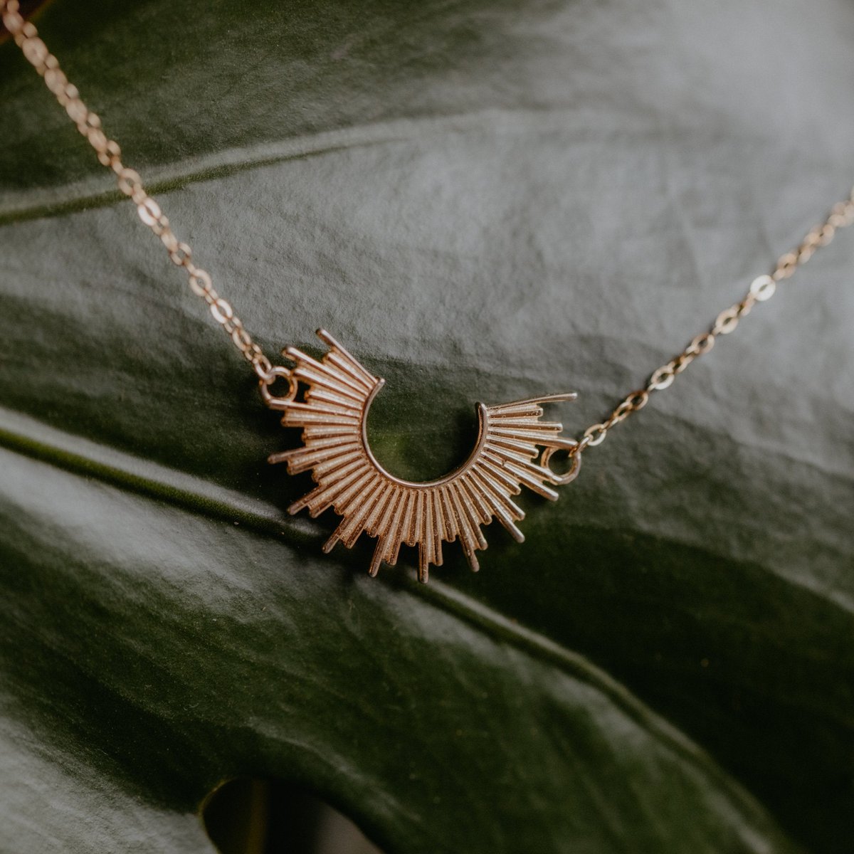 Sonnenkette – 925 Silber, 18K Gold, filigrane Halskette mit Sonnenanhänger