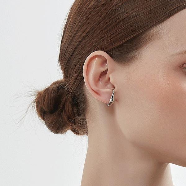 Minimalistische Ohrstecker mit geschwungenem Design – 18K Weißgoldbeschichtung