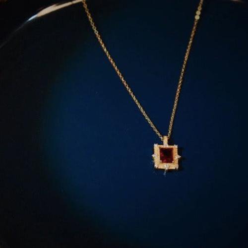 Red Flame Anhänger – Leidenschaft in Gold gerahmt