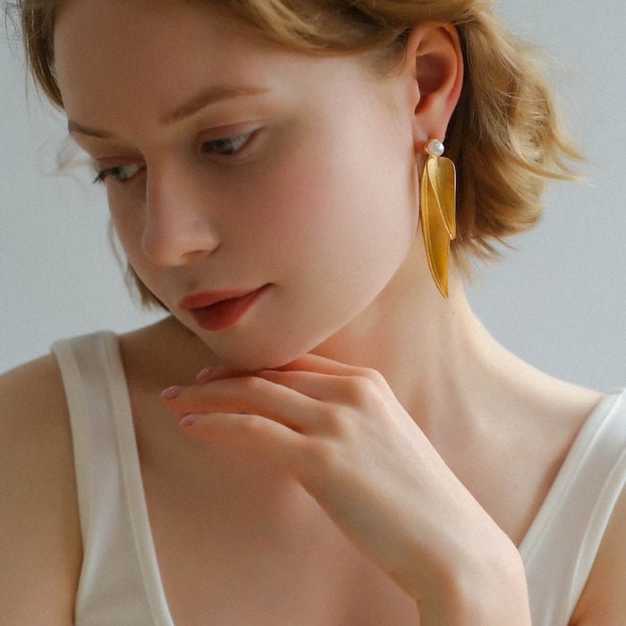 Goldene Blattohrringe mit Süßwasserperle – Vintage-Charme trifft Statement-Stil